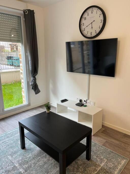 Appartement F2 De Haut Standing En Hypercentre Avec Jardin Prive A 270 M De La Gare De Mantes ! Luaran gambar