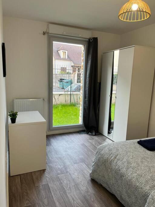 Appartement F2 De Haut Standing En Hypercentre Avec Jardin Prive A 270 M De La Gare De Mantes ! Luaran gambar