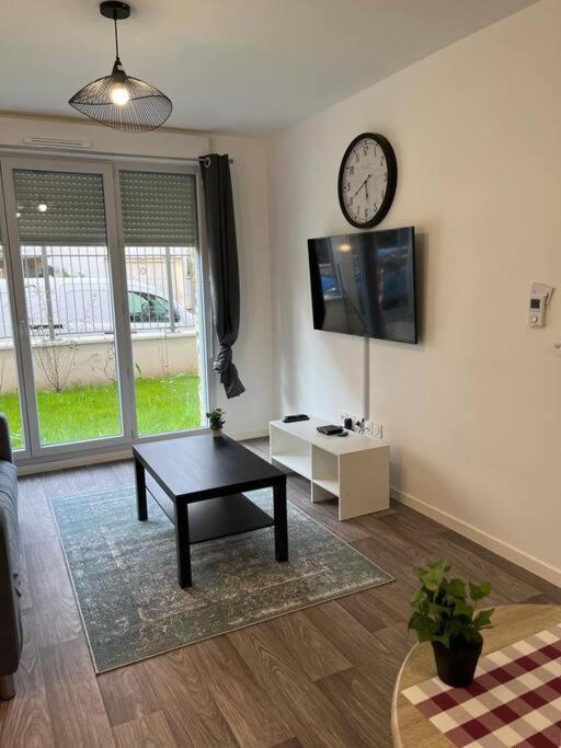 Appartement F2 De Haut Standing En Hypercentre Avec Jardin Prive A 270 M De La Gare De Mantes ! Luaran gambar